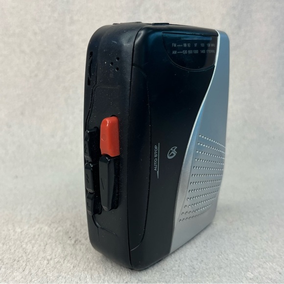 Vintage GPX Personal Cassette Tape Player AM/FM Radio-Black-Model CAS335B-Vtg- - Picture 2 of 9